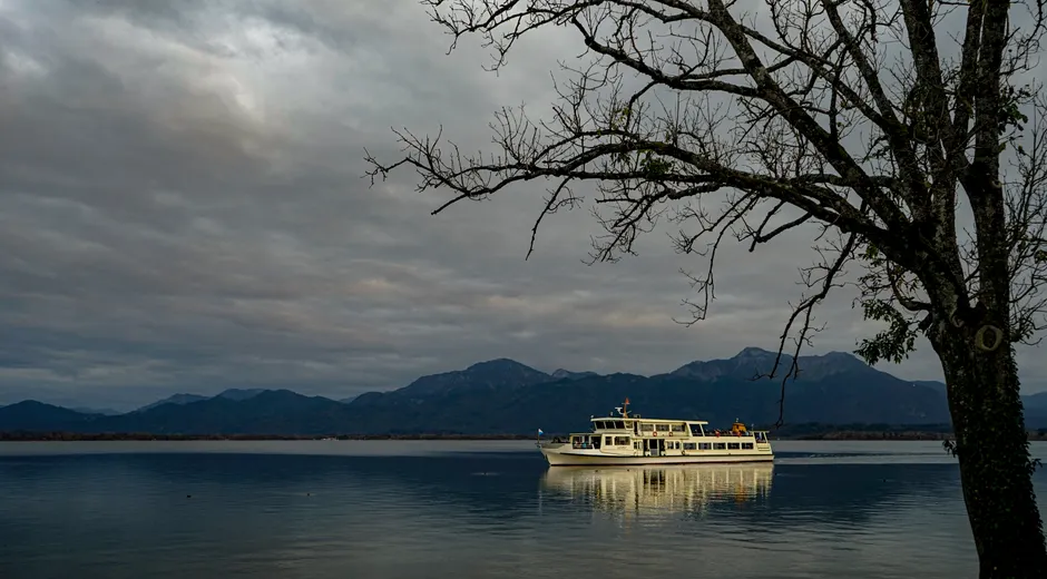 Detail Chiemsee Ufer Mit Booten Und Alpen Im Hintergrund Number 8
