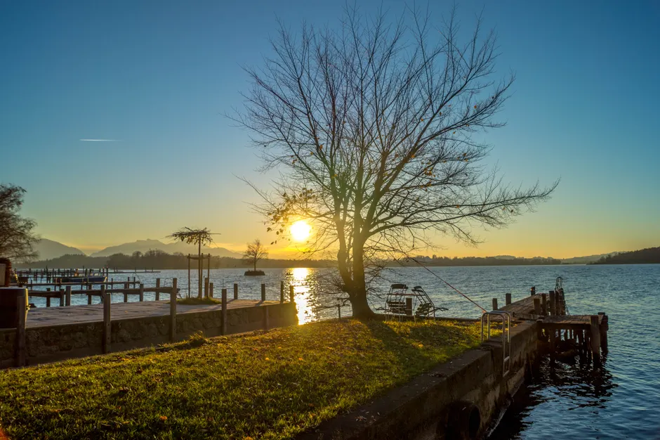 Detail Chiemsee Ufer Mit Booten Und Alpen Im Hintergrund Number 9