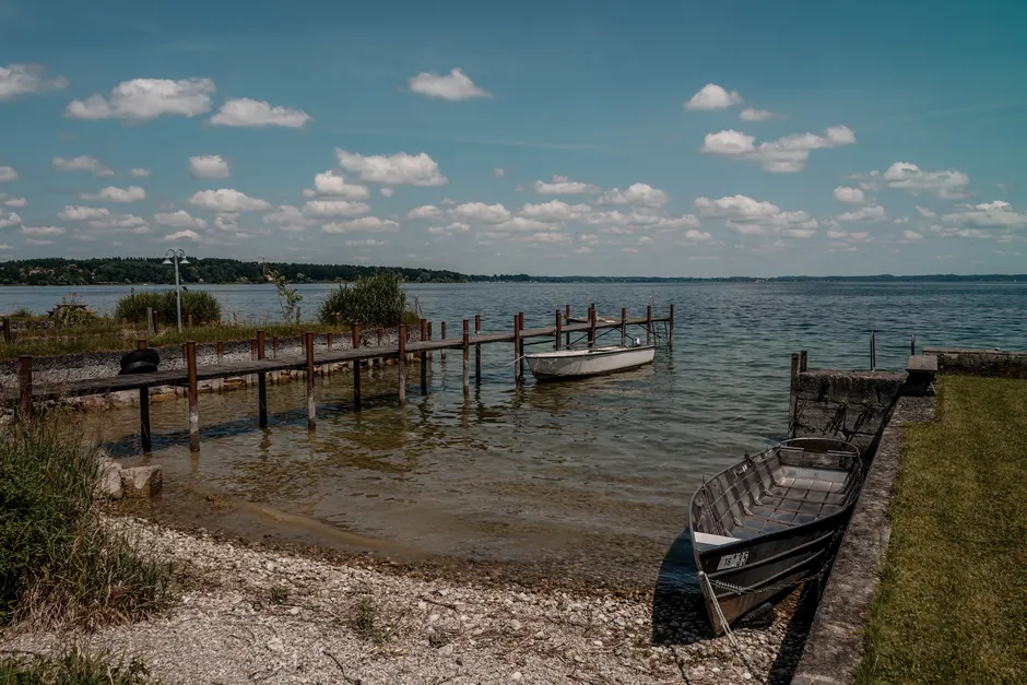 Detail Chiemsee Ufer Mit Booten Und Alpen Im Hintergrund Number 10