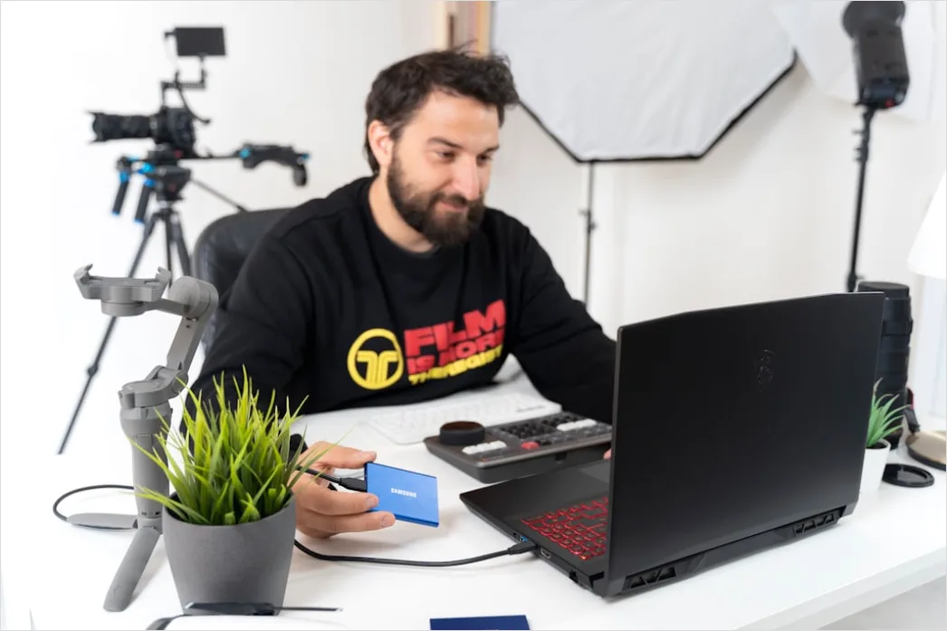 Detail Content Creation Im Van Laptop Und Kamera Setup Number 11