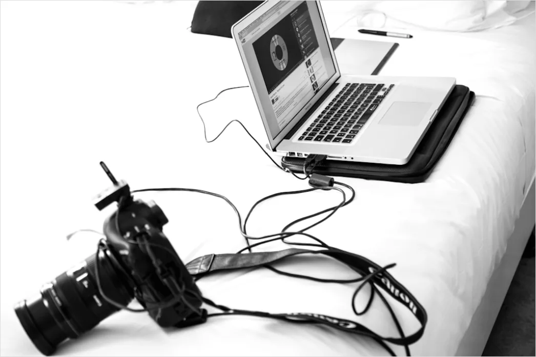 Detail Content Creation Im Van Laptop Und Kamera Setup Number 13