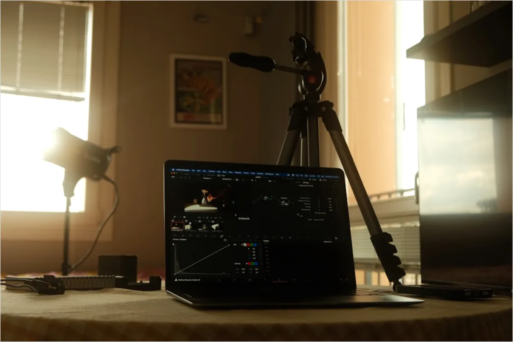 Detail Content Creation Im Van Laptop Und Kamera Setup Number 16