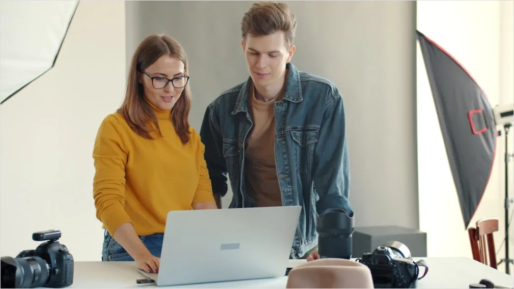 Detail Content Creation Im Van Laptop Und Kamera Setup Number 18