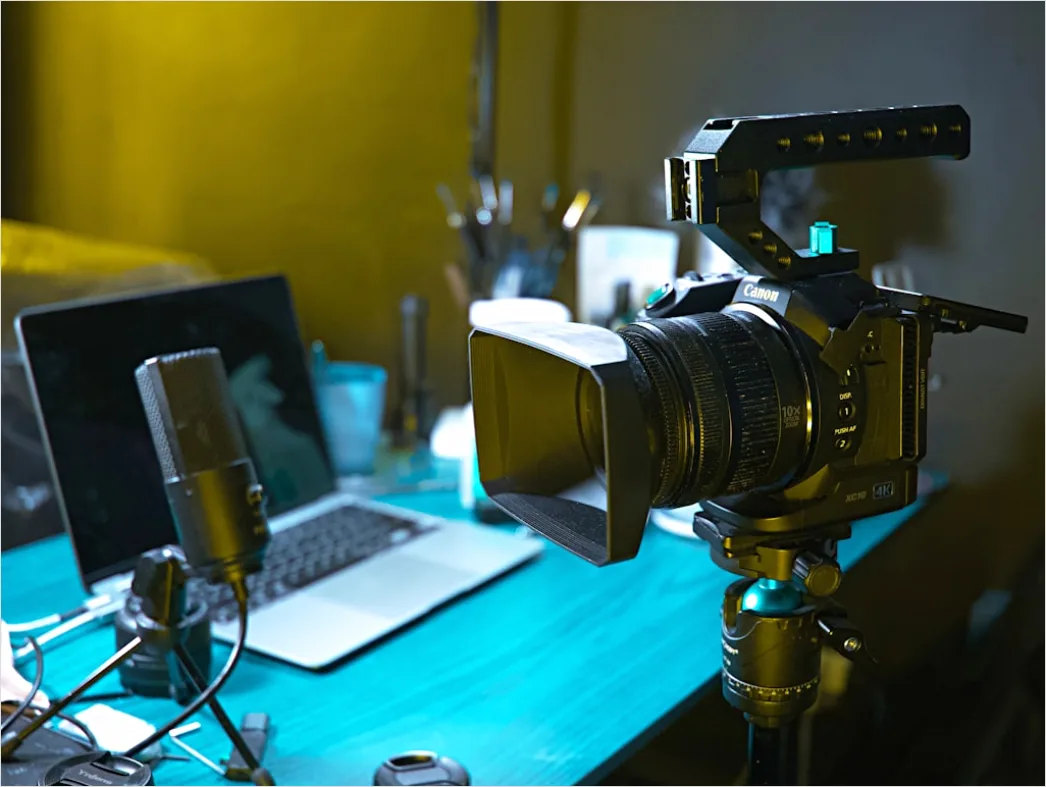Detail Content Creation Im Van Laptop Und Kamera Setup Number 20