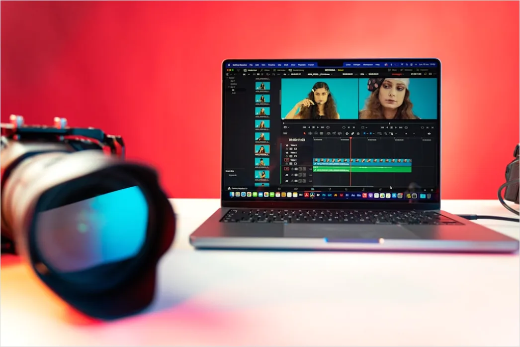 Detail Content Creation Im Van Laptop Und Kamera Setup Number 4