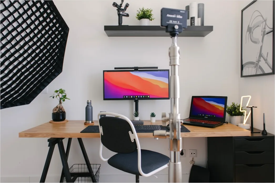 Detail Content Creation Im Van Laptop Und Kamera Setup Number 5