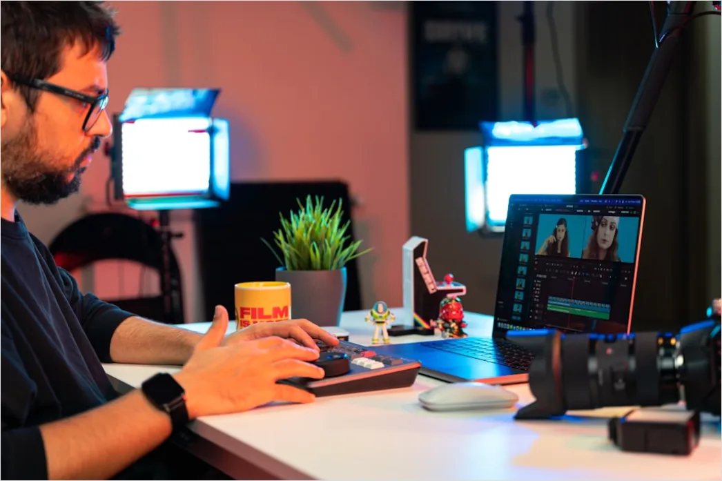 Detail Content Creation Im Van Laptop Und Kamera Setup Number 6