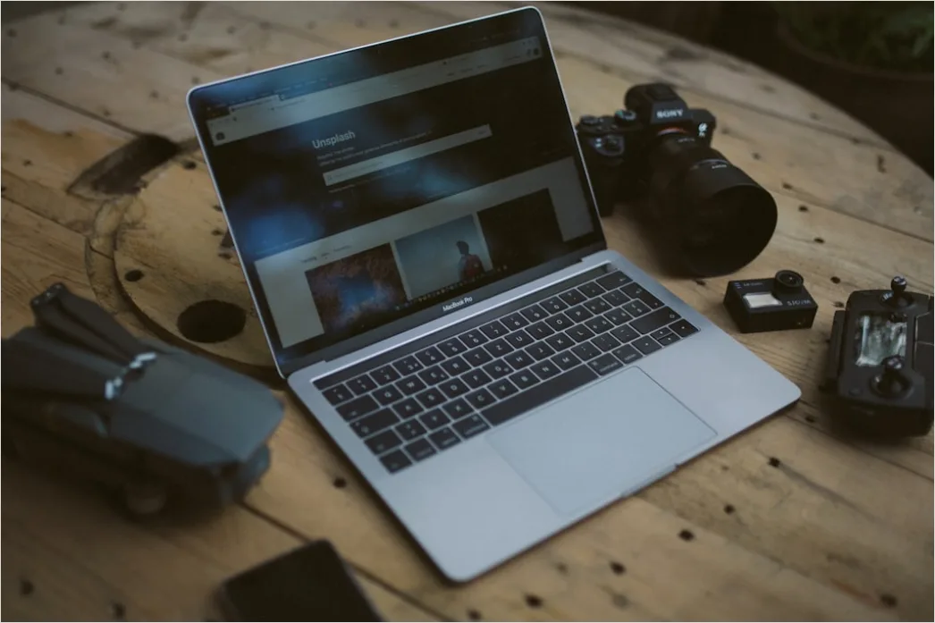 Detail Content Creation Im Van Laptop Und Kamera Setup Number 8