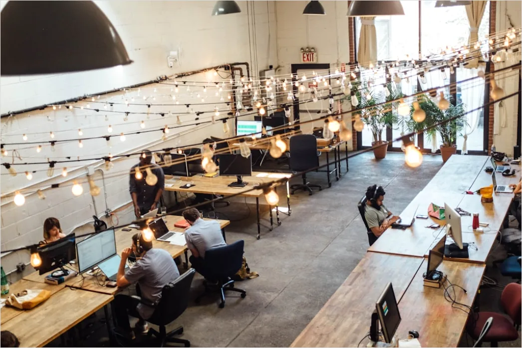 Coworking Space People Working An Langen Tischen Foto 69ee