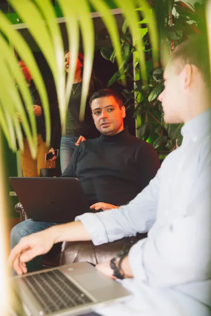Coworking Zuhause Laptop Neben Pflanze Foto 8814