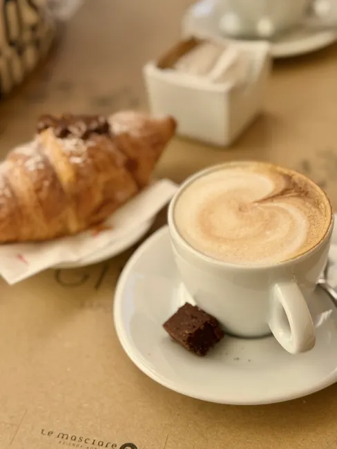Croissant Und Cappuccino Im Cafe Reisestimmung 032c
