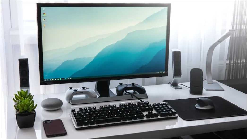 Desktop Setup Monitor Tastatur Maus Clean Desk Foto Ee7b
