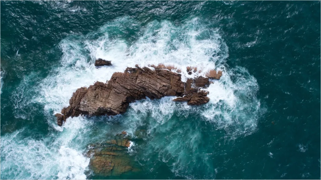 Dronenaufnahme Kueste Klippen Von Oben Luftbild 0ad6