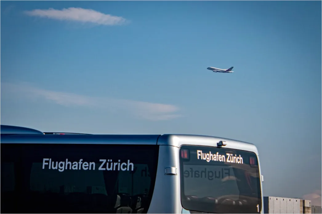 Detail Eltern Mit Kind Am Flughafen Hand In Hand Number 2