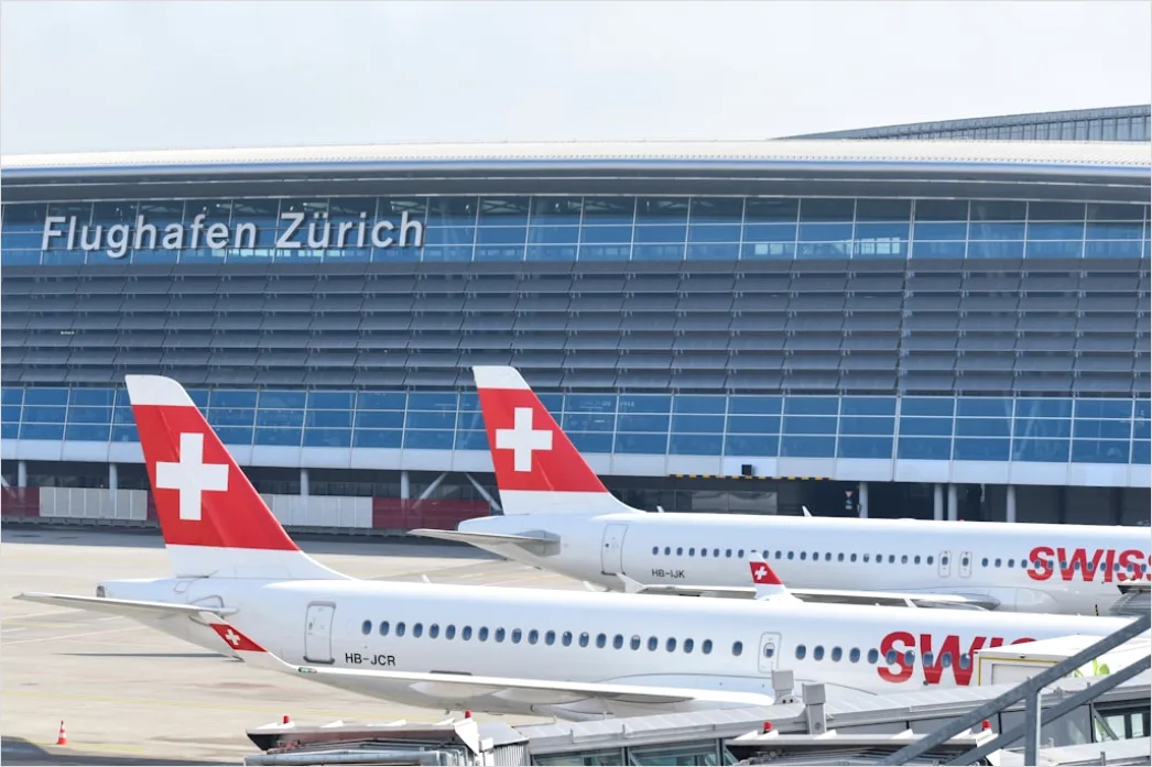 Detail Eltern Mit Kind Am Flughafen Hand In Hand Number 4