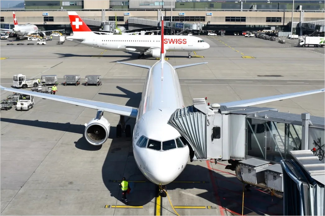 Detail Eltern Mit Kind Am Flughafen Hand In Hand Number 6
