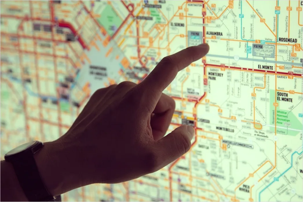Fahrplan Studieren Mit Karte In Der Hand Nahaufnahme B8c3