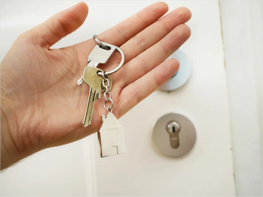 Ferienwohnung Schluesseluebergabe Hand Haelt Schluessel Nahaufnahme 23e4