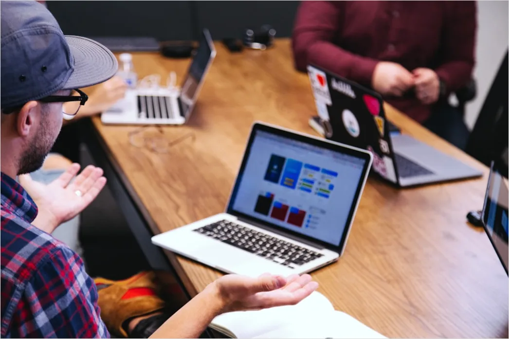 Fintech Startup Team Am Laptop Diagramme Foto