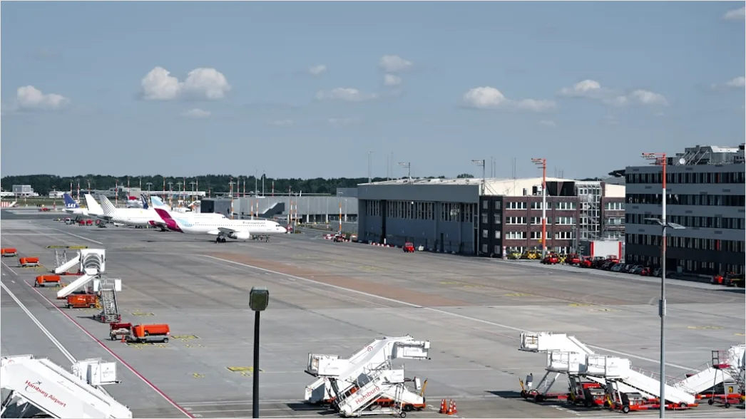 Detail Flughafen Abflugtafel Mit Flugnummern Unscharfer Hintergrund Number 11