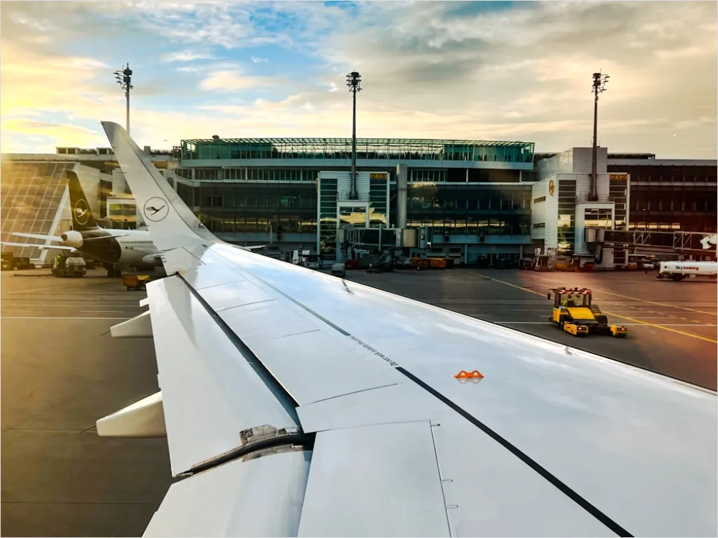 Detail Flughafen Abflugtafel Mit Flugnummern Unscharfer Hintergrund Number 12