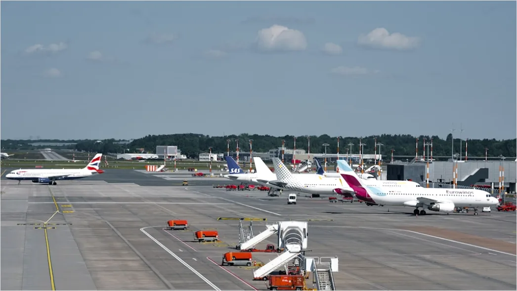 Detail Flughafen Abflugtafel Mit Flugnummern Unscharfer Hintergrund Number 13