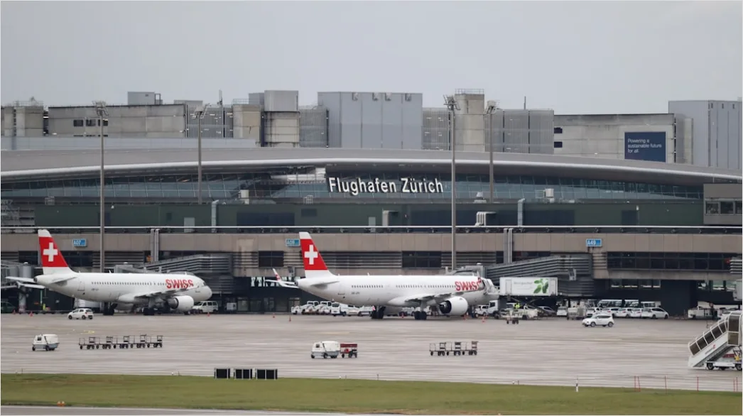 Detail Flughafen Abflugtafel Mit Flugnummern Unscharfer Hintergrund Number 18