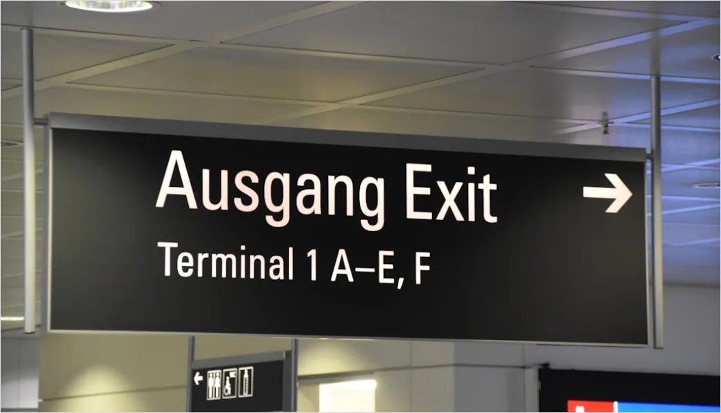 Detail Flughafen Abflugtafel Mit Flugnummern Unscharfer Hintergrund Number 5