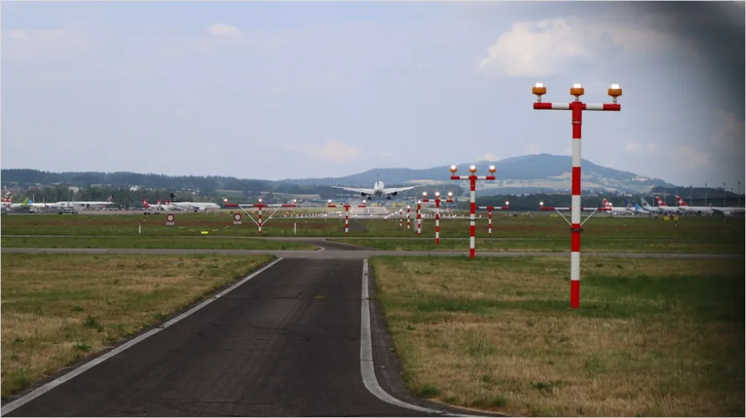 Detail Flughafen Abflugtafel Mit Flugnummern Unscharfer Hintergrund Number 9