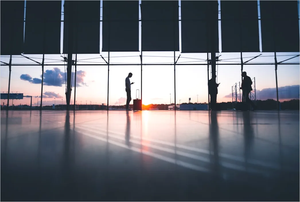 Flughafen Terminal Fensterfront Silhouette Reisende C4cd