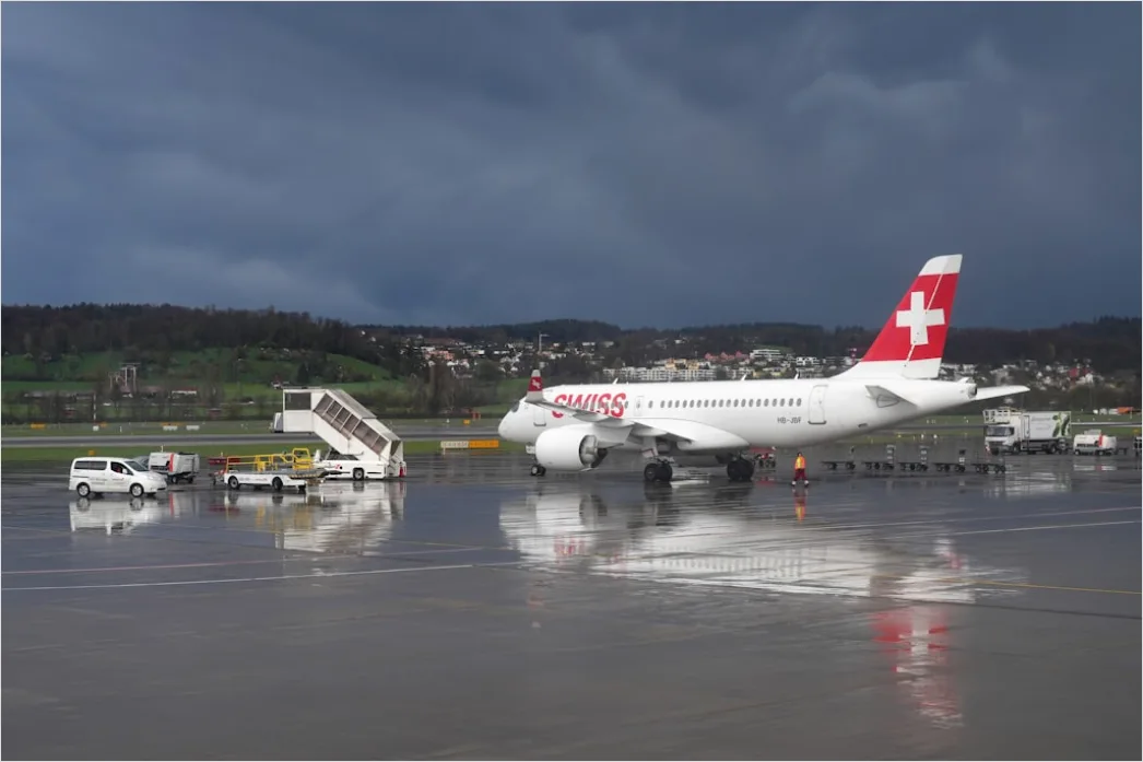 Flugzeug Im Rollfeld Bei Regen Spiegelungen Ccc4