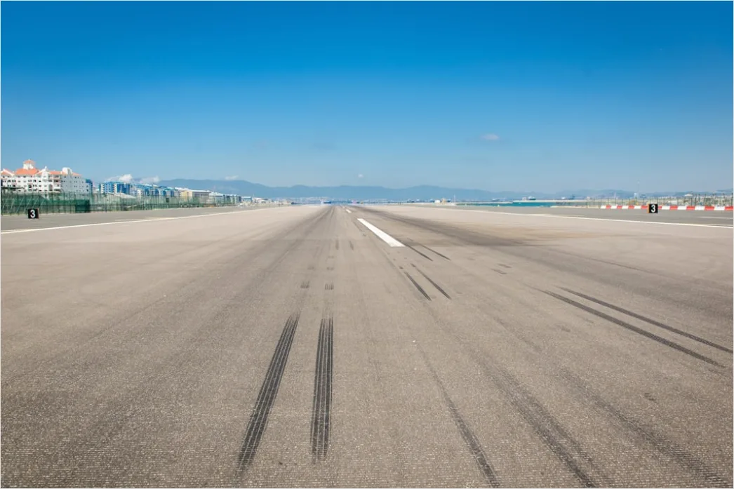 Flugzeug Startet Auf Runway Mit Bewegungsunschaerfe 51fe