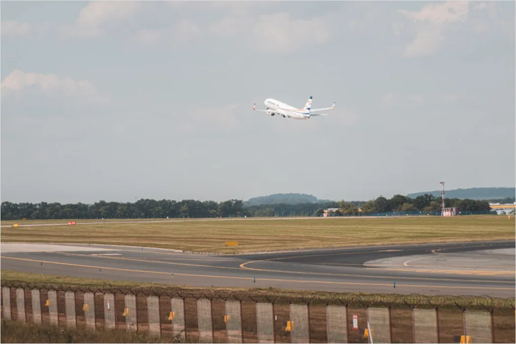 Detail Flugzeug Startet Auf Runway Mit Bewegungsunschärfe Number 11