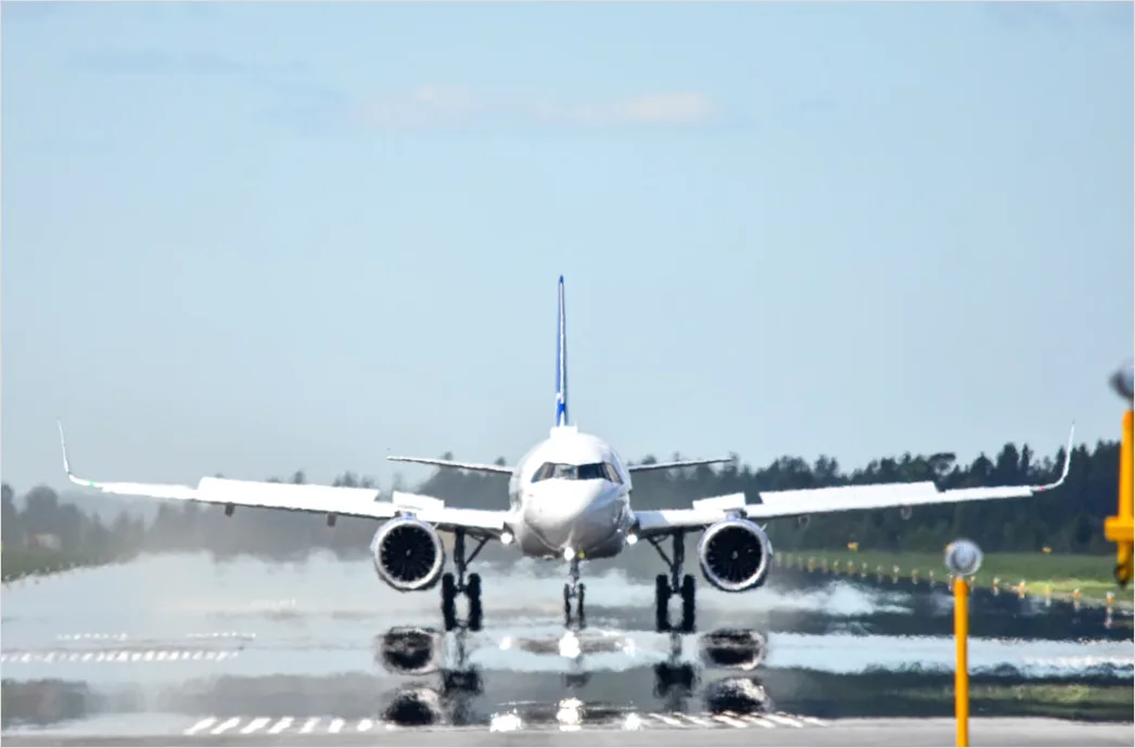 Detail Flugzeug Startet Auf Runway Mit Bewegungsunschärfe Number 12