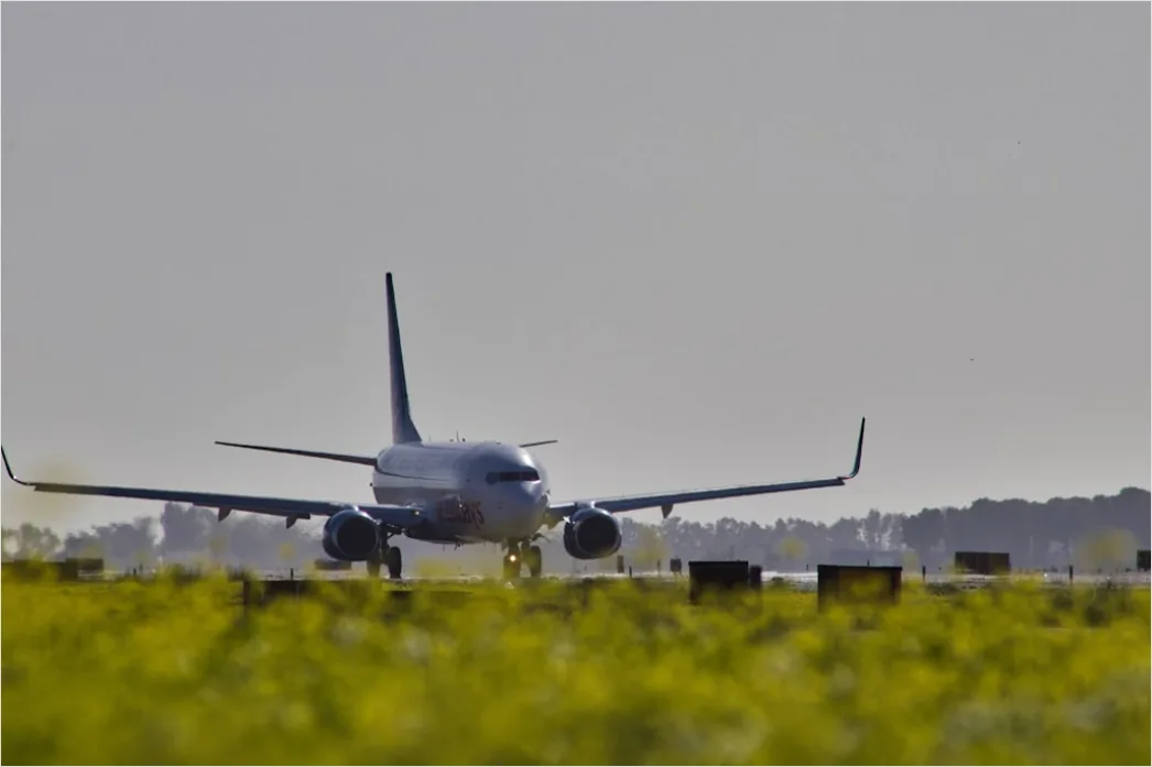 Detail Flugzeug Startet Auf Runway Mit Bewegungsunschärfe Number 14