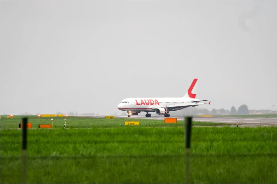 Detail Flugzeug Startet Auf Runway Mit Bewegungsunschärfe Number 18