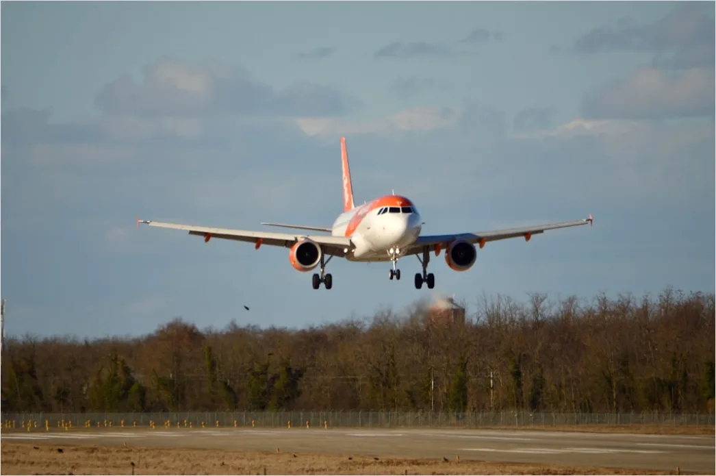 Detail Flugzeug Startet Auf Runway Mit Bewegungsunschärfe Number 4