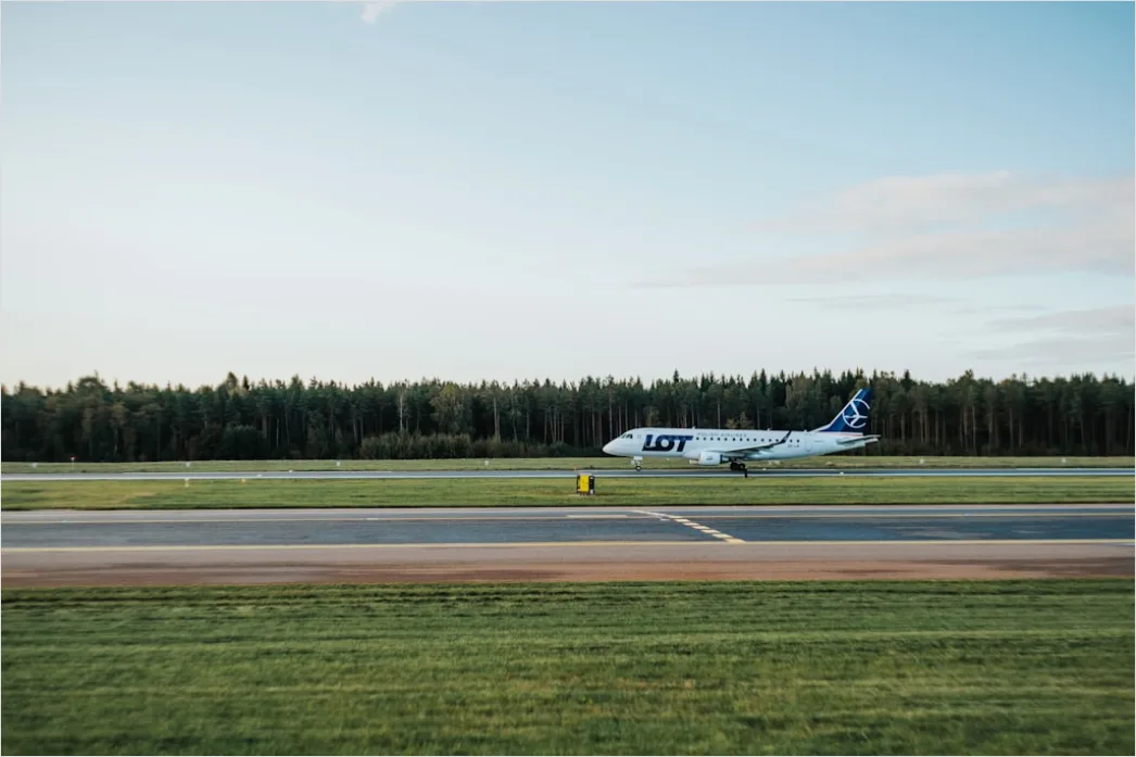 Detail Flugzeug Startet Auf Runway Mit Bewegungsunschärfe Number 5