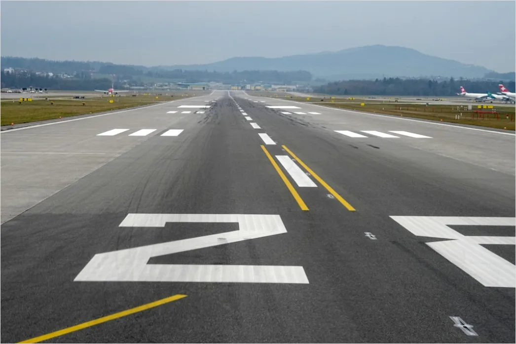 Detail Flugzeug Startet Auf Runway Mit Bewegungsunschärfe Number 7