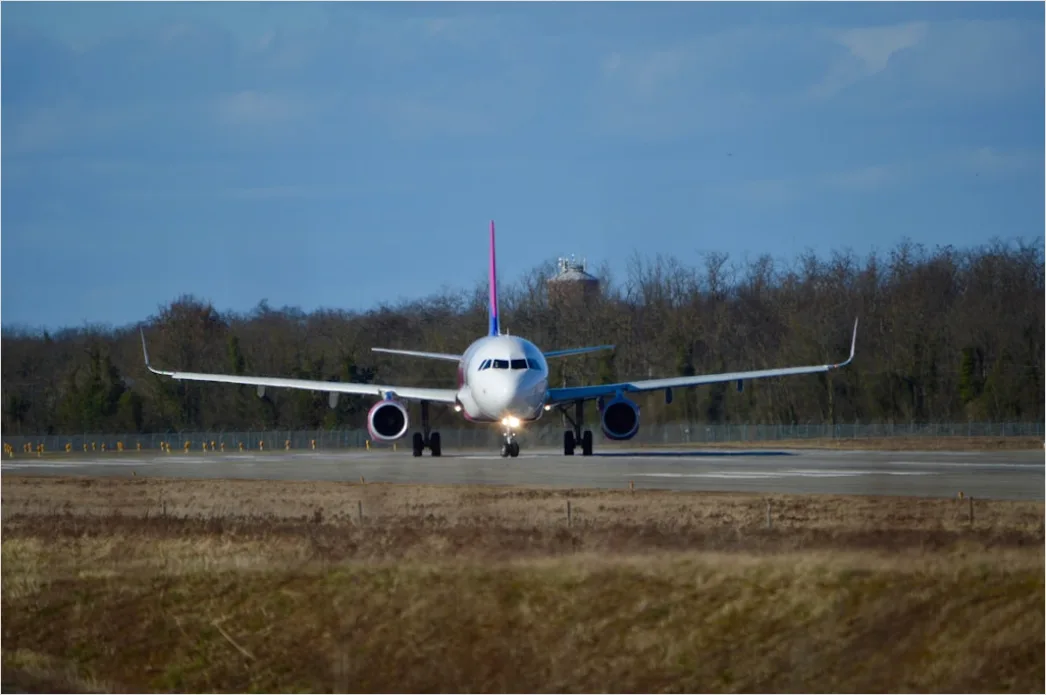 Detail Flugzeug Startet Auf Runway Mit Bewegungsunschärfe Number 10
