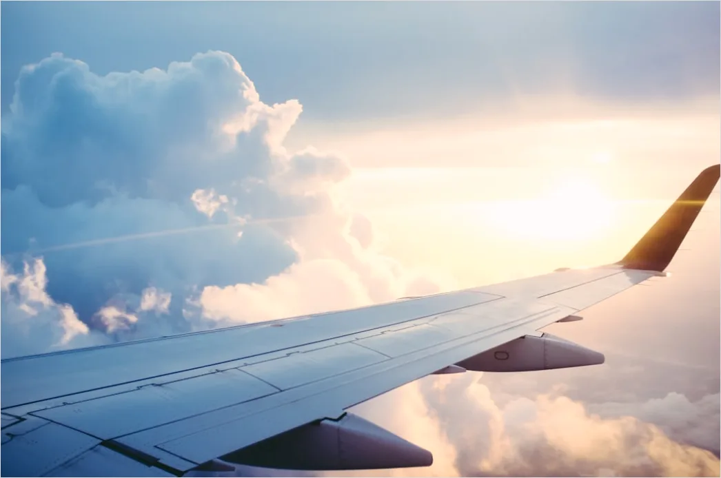Flugzeugfluegel Ueber Den Wolken Mit Blauem Himmel 8f05