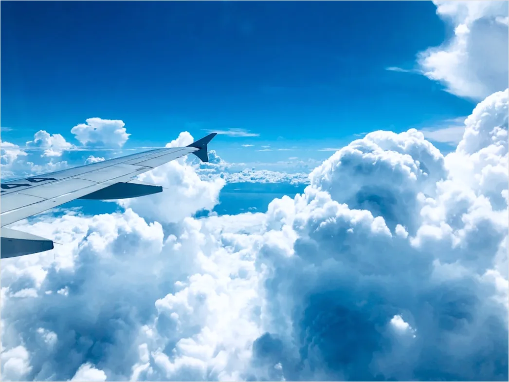 Detail Flugzeugflügel über Den Wolken Mit Blauem Himmel Number 13