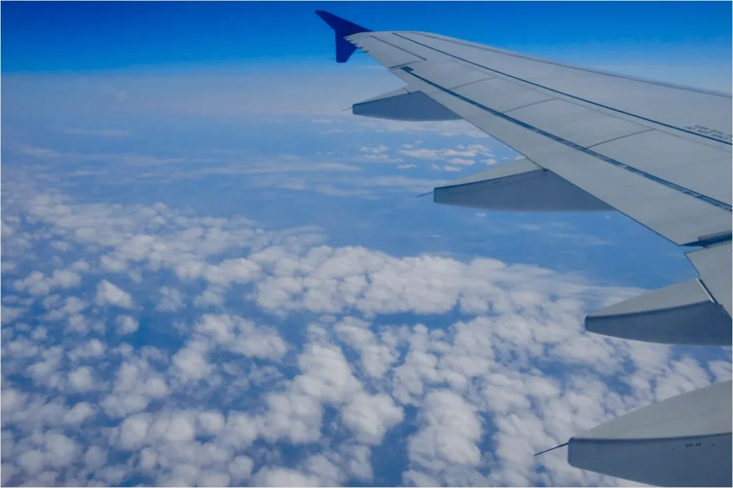 Detail Flugzeugflügel über Den Wolken Mit Blauem Himmel Number 9