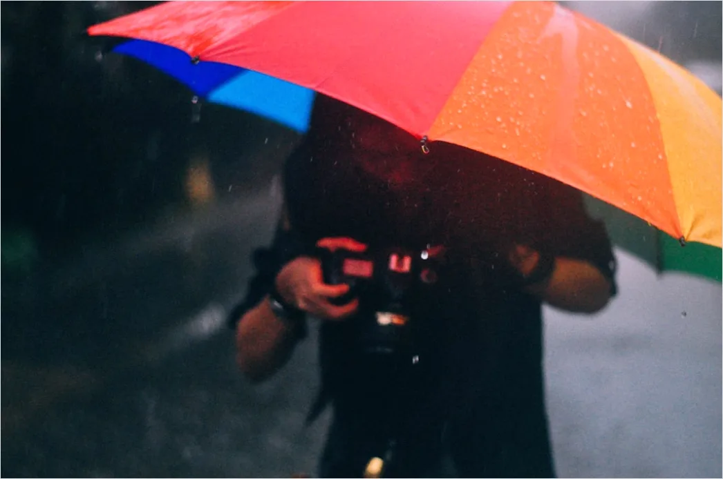 Detail Fotograf Im Regen Mit Kamera Schutzcover Number 11