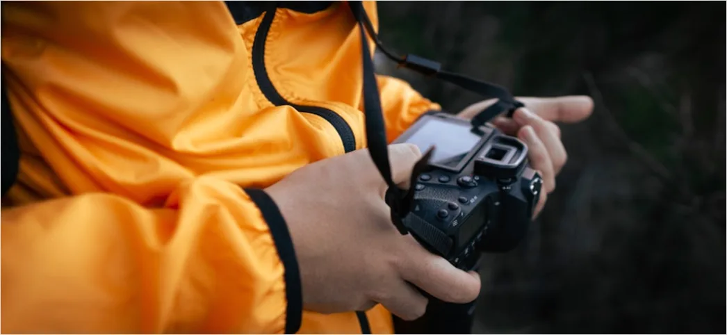 Detail Fotograf Im Regen Mit Kamera Schutzcover Number 13