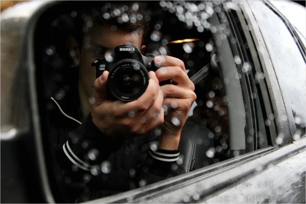 Detail Fotograf Im Regen Mit Kamera Schutzcover Number 14