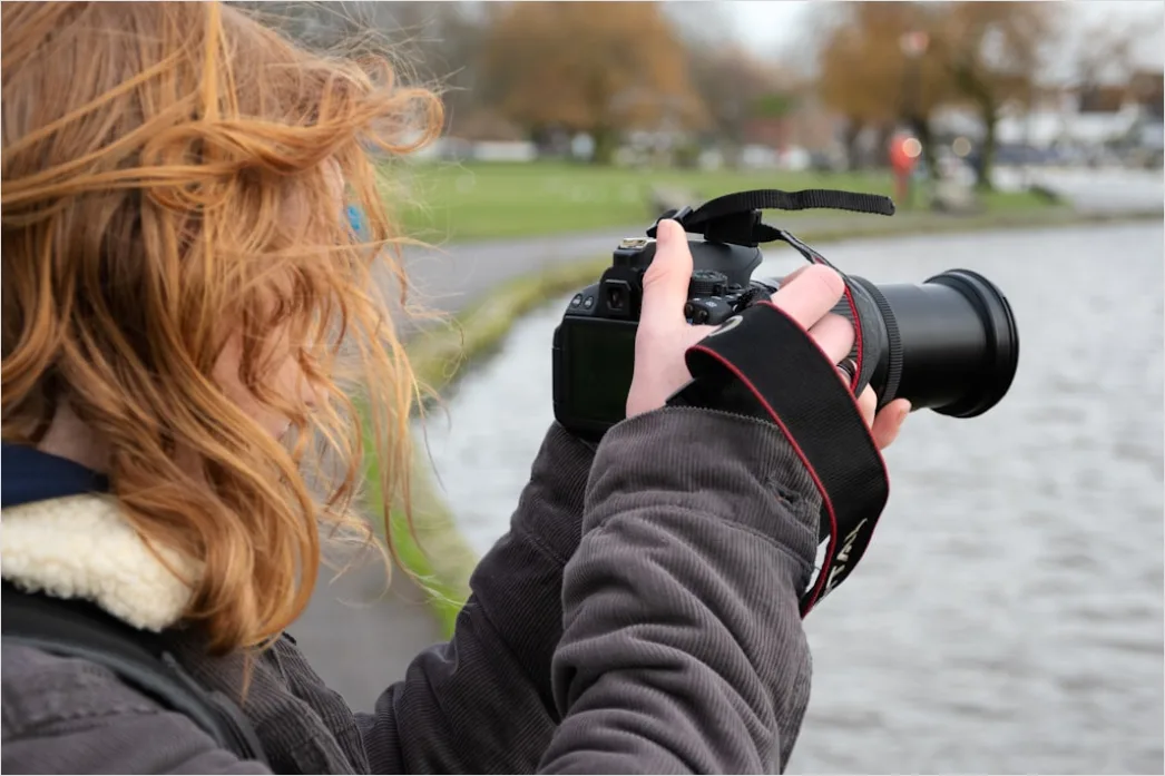 Detail Fotograf Im Regen Mit Kamera Schutzcover Number 16