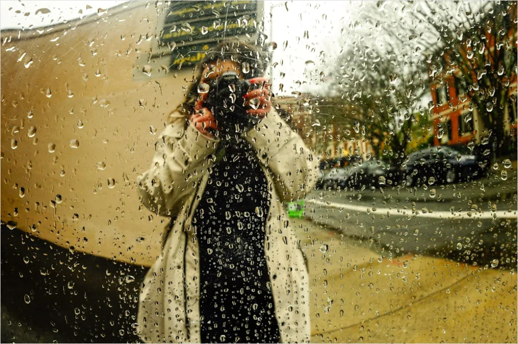Detail Fotograf Im Regen Mit Kamera Schutzcover Number 18