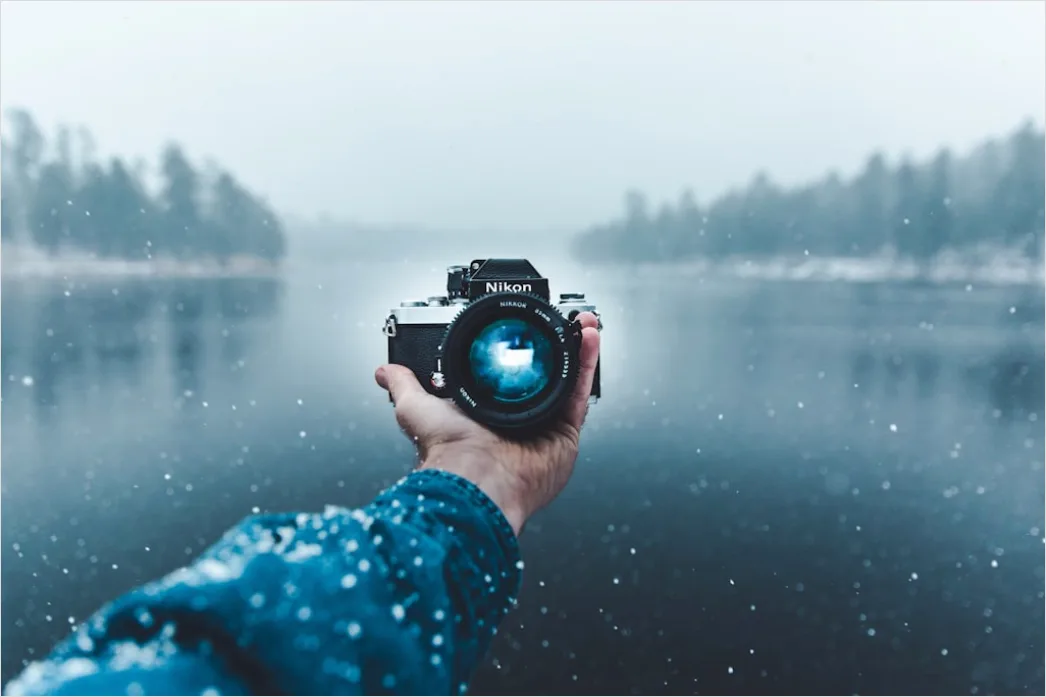 Detail Fotograf Im Regen Mit Kamera Schutzcover Number 3