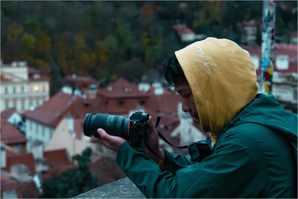 Detail Fotograf Im Regen Mit Kamera Schutzcover Number 5